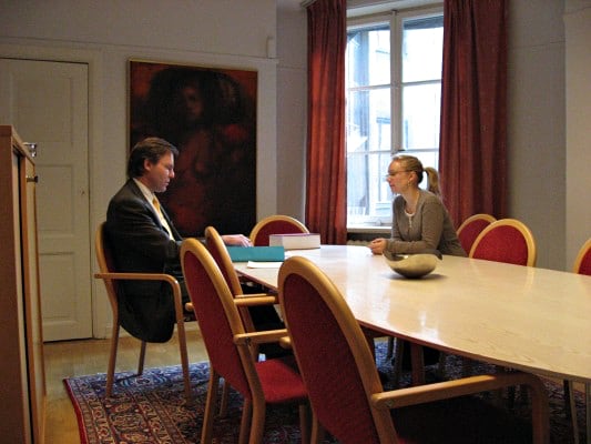 bild på advokater som diskuterar familjerätt