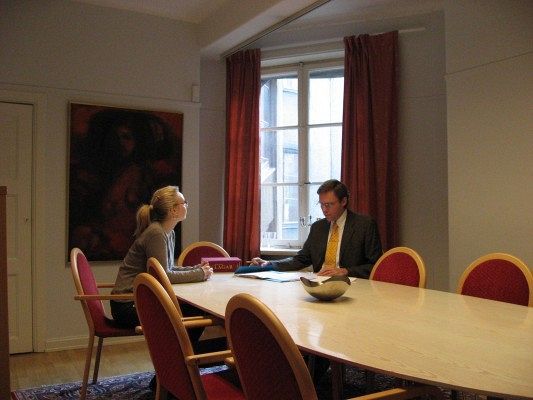 advokat på vår byrå som diskuterar med klient